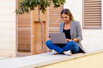 Content freelancer browsing netbook in city
