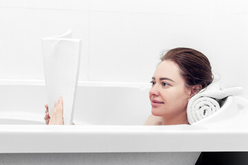 Obraz premium girl takes a bath while reading a book