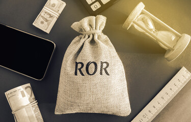 Money bag with the word Ror - Rate of Return. Net gain or loss of an investment over a specified time period expressed as a percentage of the original value of the investment. Business and finance - obrazy, fototapety, plakaty