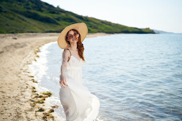 Fototapeta na wymiar pretty woman with hat on island beach ocean summer fun