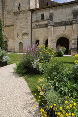 Fototapeta premium Jardin du cloître de la cathédrale de Saintes