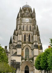 Le clocher de la cathédrale Saint-Pierre de Saintes