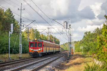 Pociąg pasażerski na magistrali kolejowej © Erap2