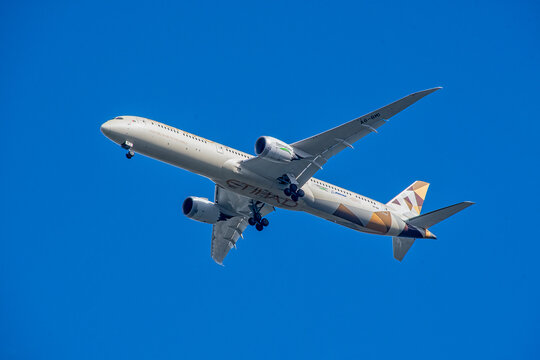 Etihad Boeing 787 Dreamliner underside image on approach to Heathrow Airport