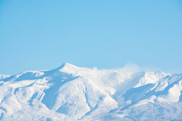 冬の晴れた日の火山の山頂　十勝岳