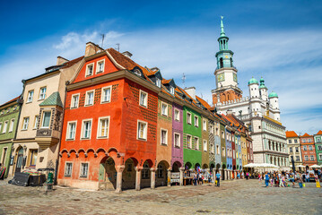 Obraz premium Poznan, Poland - August 09, 2021. Tiny colored houses - main dominant of main square - in Summer
