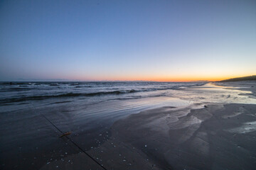 Wschód słońca nad bałtykiem, morze bałtyckie i plaża zimą