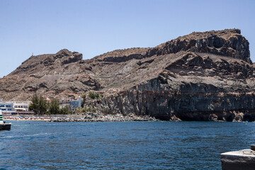 Skalne wybrzeże widoczne z oceanu, Skały nad wodą © Follow the Sun