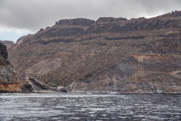 Fototapeta na wymiar Skalne wybrzeże widoczne z oceanu, Skały nad wodą