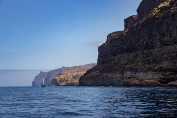 Fototapeta na wymiar Skalne wybrzeże widoczne z oceanu, Skały nad wodą