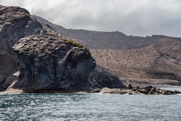 Skalne wybrzeże widoczne z oceanu, Skały nad wodą © Follow the Sun