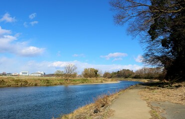 Fototapeta na wymiar 気持ち良い河川沿いを歩く　風景　初春