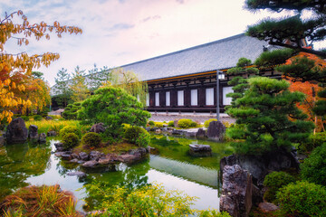 秋の京都、蓮華王院 三十三間堂の本堂と池泉回遊式庭園