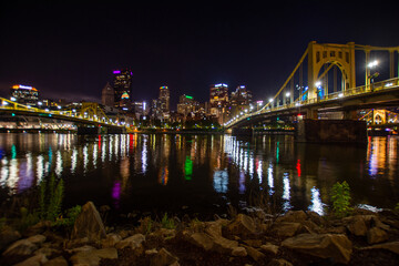 Night time cityscape of downtown Pittsburgh Pennsylvania as seen from across the Allegheny River - obrazy, fototapety, plakaty