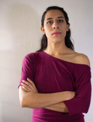 Mujer morena latina con brazos cruzados