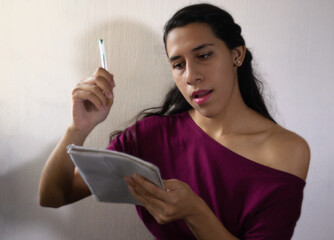 Mujer morena latina escribe en un cuaderno