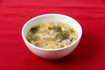 玉子とワカメの中華風スープ