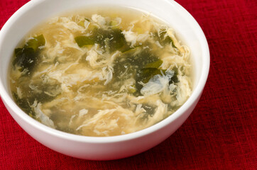 玉子とワカメの中華風スープ