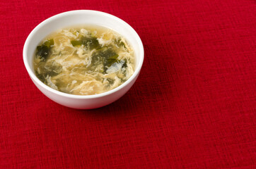 玉子とワカメの中華風スープ