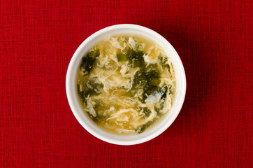 玉子とワカメの中華風スープ