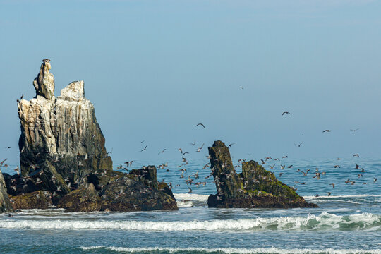 Rocas islotes de Cerro Azul 