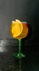 Bebida drink com laranja, limão siciliano, franboesa, chique, copo gelado, morango, mexendo mão