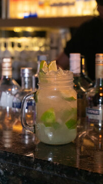 Caipirinha de lim&atilde;o no bar, fundo escuro, luz, backlight, copo iluminado, deliciosa, bar, lounge, copo