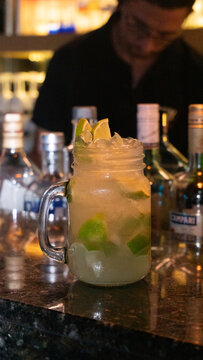 Caipirinha de lim&atilde;o no bar, fundo escuro, luz, backlight, copo iluminado, deliciosa, bar, lounge, copo