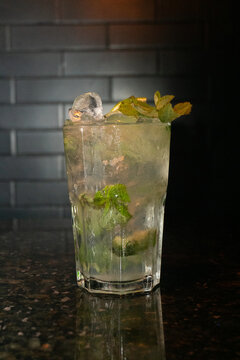 Caipirinha de lim&atilde;o no bar, fundo escuro, luz, backlight, copo iluminado, deliciosa, bar, lounge, copo