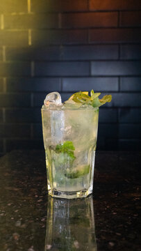 Caipirinha de lim&atilde;o no bar, fundo escuro, luz, backlight, copo iluminado, deliciosa, bar, lounge, copo