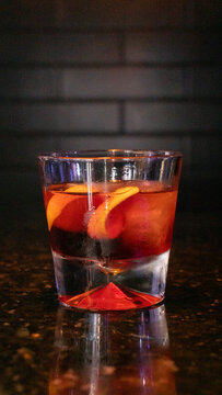 Negroni delicioso, bar escuro gelado, copo pequeno com laranja, casca e gelo