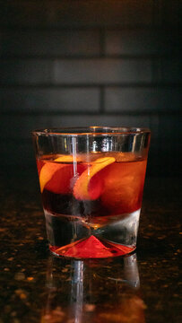 Negroni delicioso, bar escuro gelado, copo pequeno com laranja, casca e gelo
