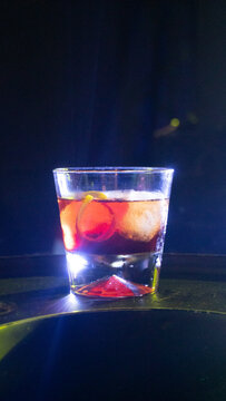 Negroni delicioso, bar escuro gelado, copo pequeno com laranja, casca e gelo