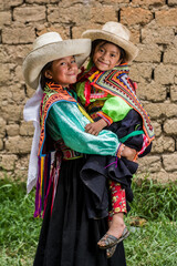 Niñas Latinoamericanas andinas posando en distintos lugares con ropas y sombreros tradicionales haciendo hilo y tejidos 