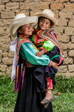 Ni&ntilde;as Latinoamericanas andinas posando en distintos lugares con ropas y sombreros tradicionales haciendo hilo y tejidos 