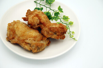 白い皿の上のフライドチキン