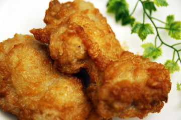 白い皿の上のフライドチキン