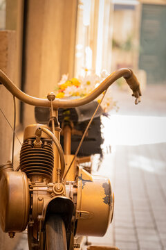 Vue d'un deux roues, v&eacute;lo moteur de marque Solex avec moteur &agrave; l'avant.