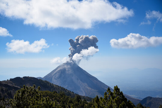 Volc&aacute;n de Colima, Volc&aacute;n de Fuego.