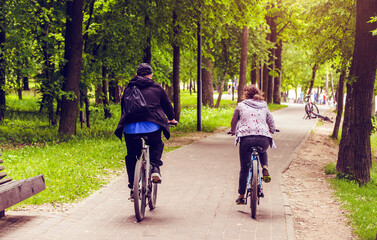 Obraz premium Cyclists ride on the bike path in the city Park 