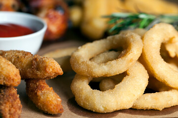 a set of dishes consisting of baked chicken wings , sets in a cafe