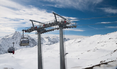 Fototapeta na wymiar Alpine cable line with passengers on