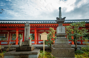京都、蓮華王院 三十三間堂の法然塔（名号石）と宝篋印塔