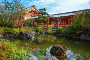 Fototapeta na wymiar 京都、蓮華王院 三十三間堂にある池泉回遊式庭園と東大門、回廊が見える風景