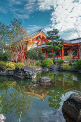 京都、蓮華王院 三十三間堂にある池泉回遊式庭園と東大門、回廊が見える風景