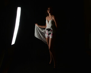 frau jung erfolgreich sexy lowkey schatten erotik dessous body bodypart