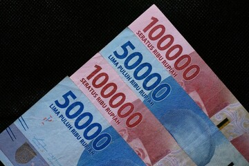 two colors refers to the nominal value of 50 thousand rupiah and 100 thousand rupiah  