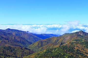 Fototapeta na wymiar 横手山の山頂からの眺め　秋の北アルプスの山