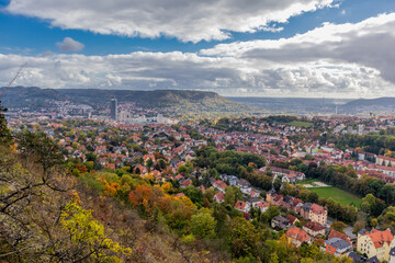 Obraz premium Entspannter Herbstspaziergang entlang der Saale Horizontale in Jena - Thüringen
