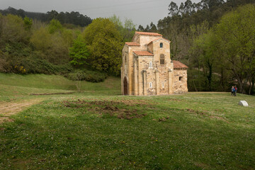 Fototapeta na wymiar church in the mountains, San Miguel de Lillo, Oviedo, Asturias 